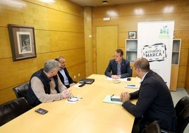 El antiguo y nuevo presidente del Consejo Regulador de la DOP Sidra de Asturias, Víctor Ramos y Jorge Garcñia; el consejero de Medio Rural y Política Agraria, Marcelino Marcos; y el gerente de la entidad sidrera, Daniel Ruiz