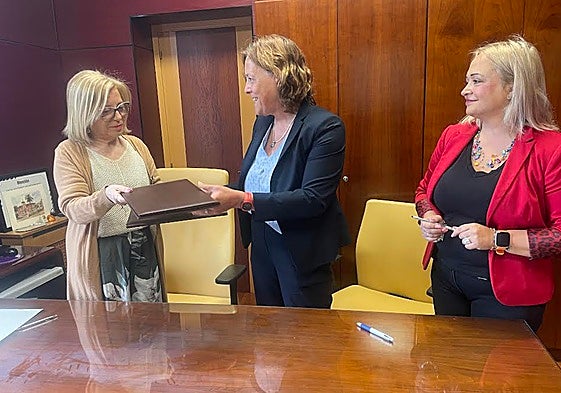 Amparo Antuña, Bárbara Monte y Patricia Redondo, en la casa consistorial de Noreña