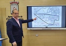 El concejal Tino Vaquero muestra la delimitación del entorno de protección de la Laboral.