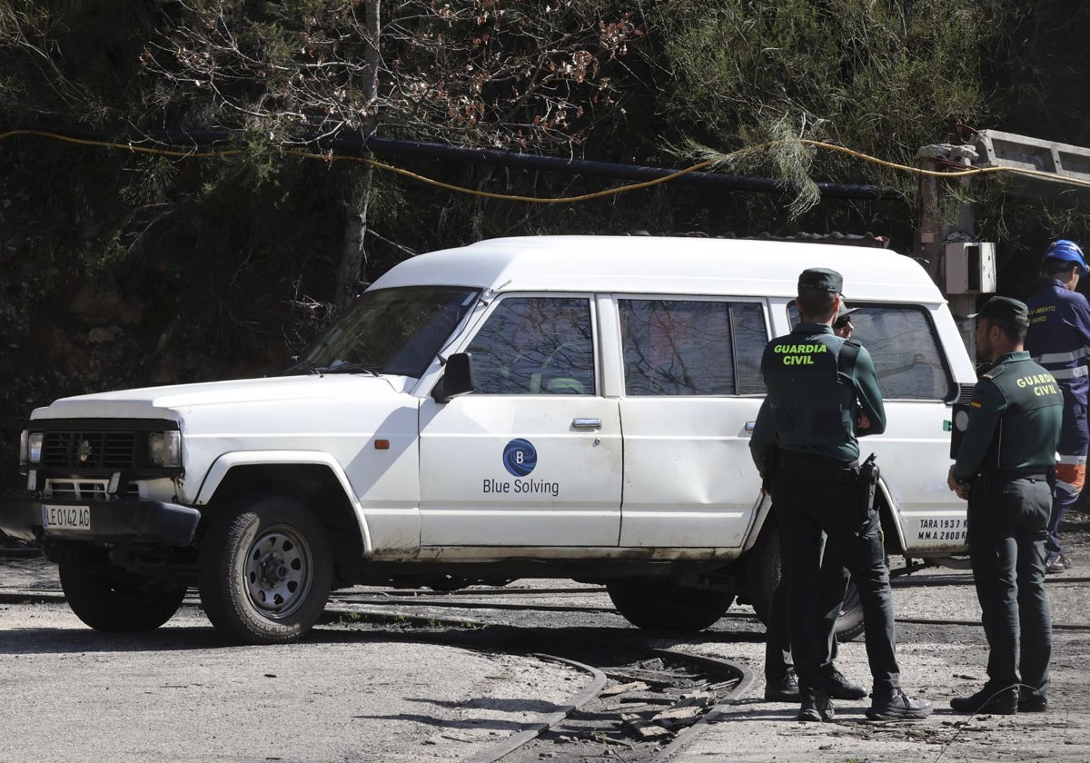 Agentes de la Guardia Civil, delante de un vehículo con el anagrama de Blue Solving, tras el accidente.