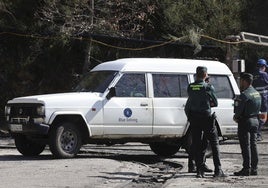 Agentes de la Guardia Civil, delante de un vehículo con el anagrama de Blue Solving, tras el accidente.