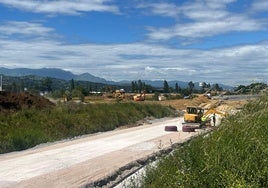 Las máquinas trabajando en el nudo de San Miguel de la Barreda, en Siero.