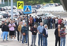 Colas en el Carlos Tartiere para comprar las entradas para el partido entre el Real Oviedo y el Almería.