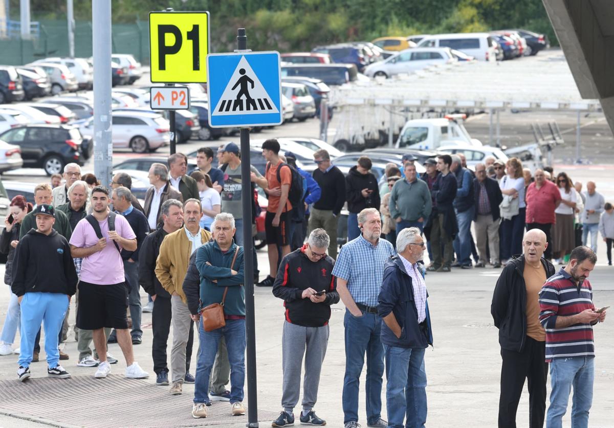 Colas en el Carlos Tartiere para comprar las entradas para el partido entre el Real Oviedo y el Almería.