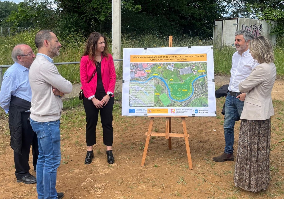 El presidente del CF Colloto, Antonio Martínez Cedrón; el alcalde de Siero, Ángel García; las directoras generales del Agua, Vanesa Mateo, y de Medio Ambiente, Susana Madera; y consejero de Movilidad, Medio Ambiente y Gestión de Emergencias, Alejandro Calvo.