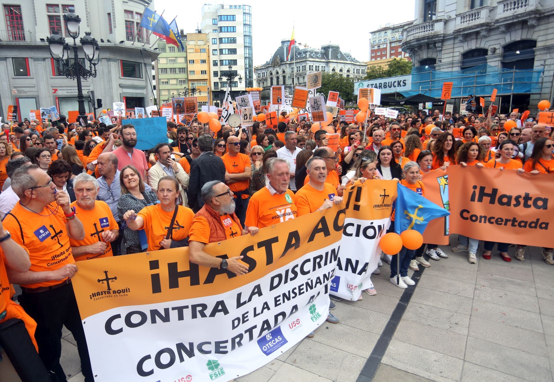 La escuela concertada asturiana, en lucha: multitudinaria marea naranja en Oviedo