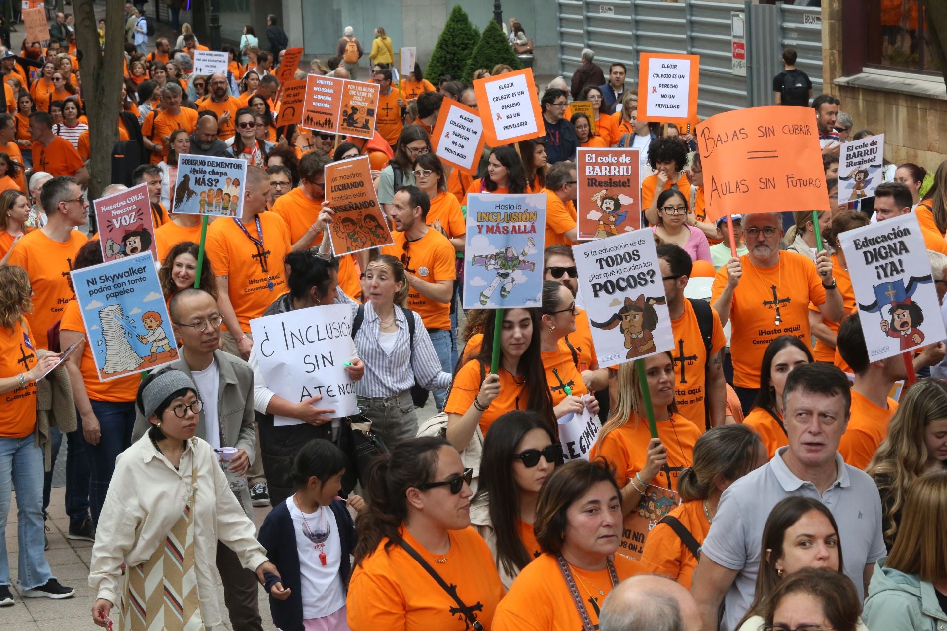 La escuela concertada asturiana, en lucha: multitudinaria marea naranja en Oviedo