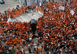 Las camisetas naranjas de la concertada llenaron la plaza de la Escandalera de Oviedo en su protesta este jueves.