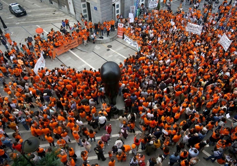 Las camisetas naranjas de la concertada llenaron la plaza de la Escandalera de Oviedo en su protesta este jueves.