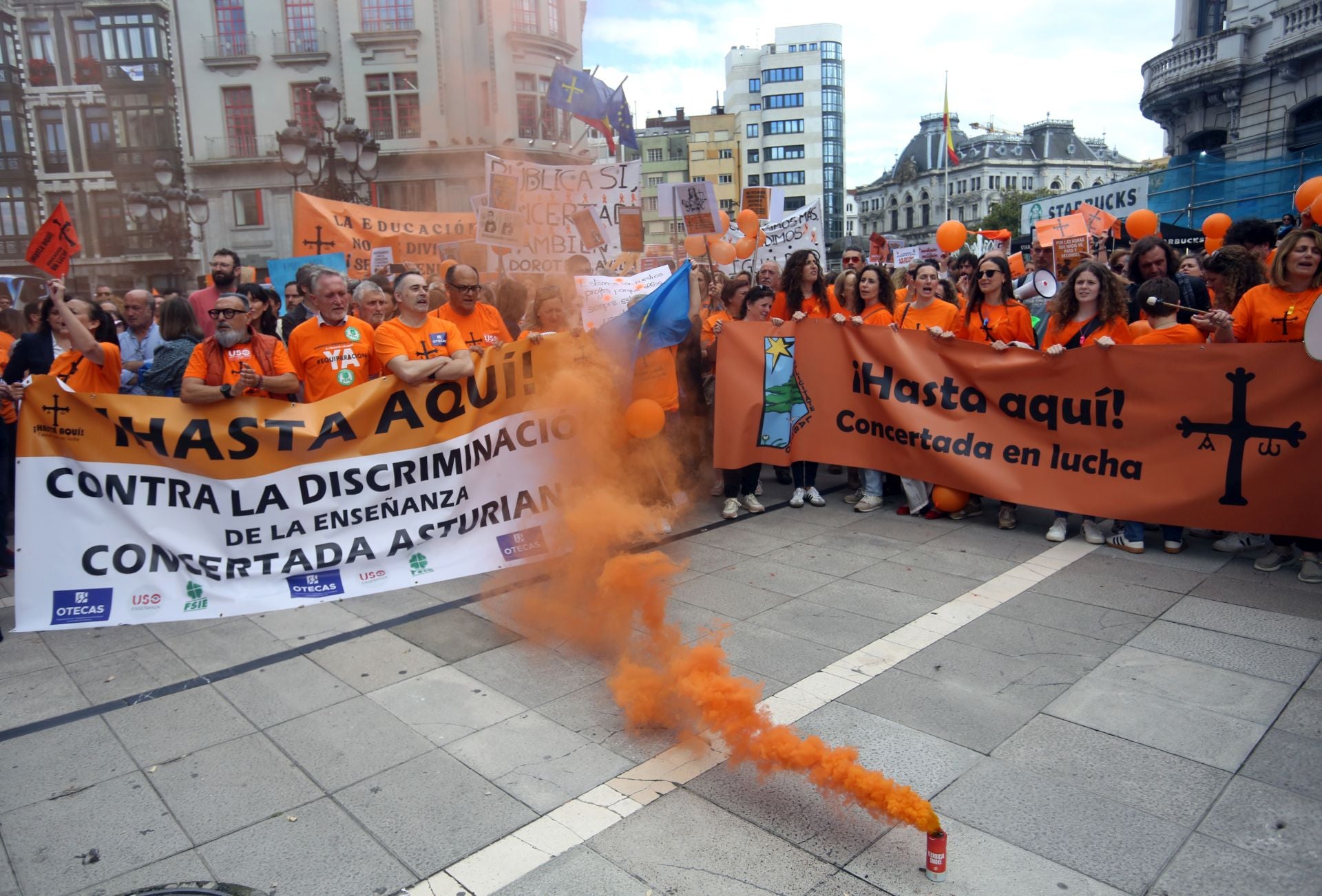 La escuela concertada asturiana, en lucha: multitudinaria marea naranja en Oviedo