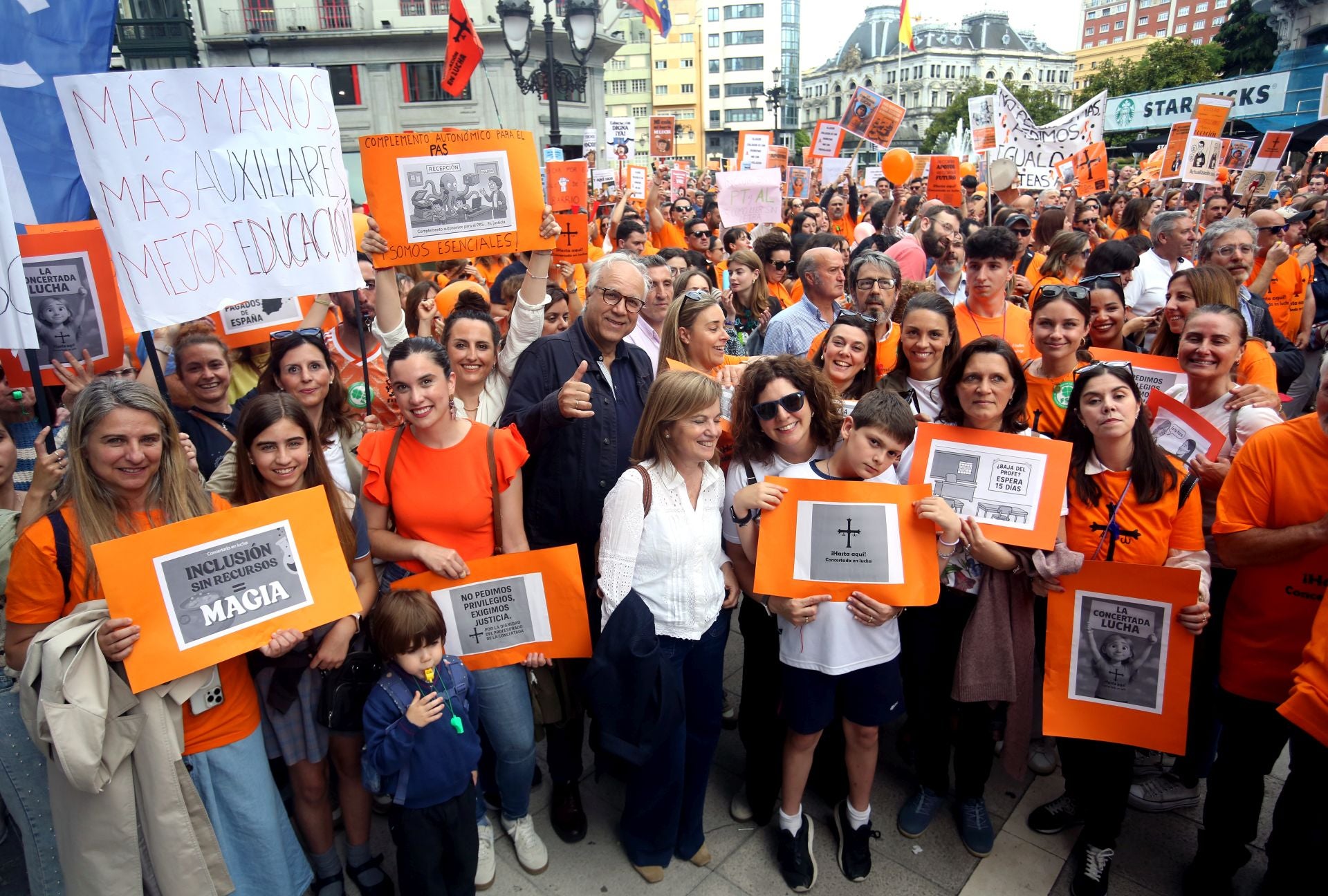 La escuela concertada asturiana, en lucha: multitudinaria marea naranja en Oviedo