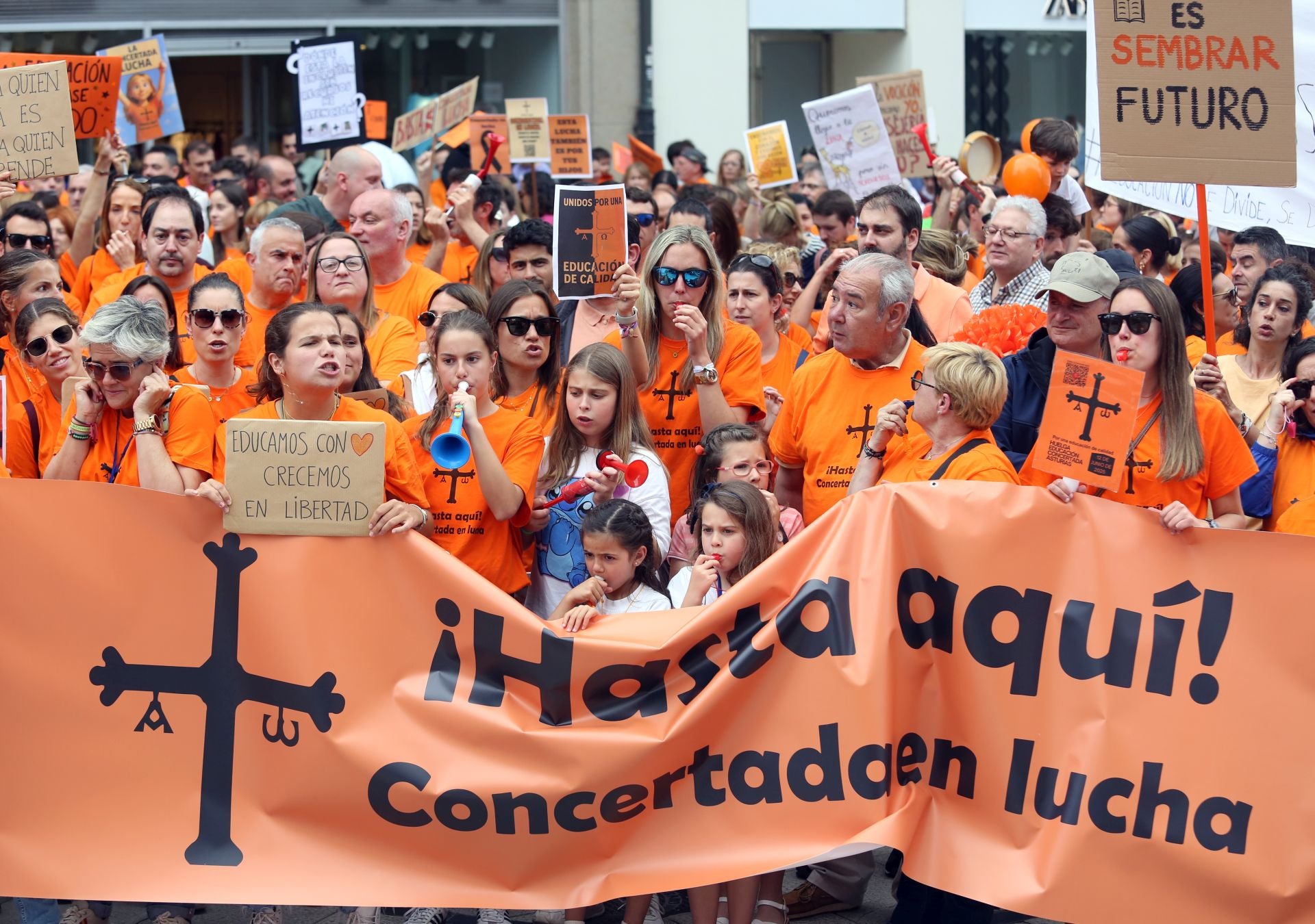 La escuela concertada asturiana, en lucha: multitudinaria marea naranja en Oviedo