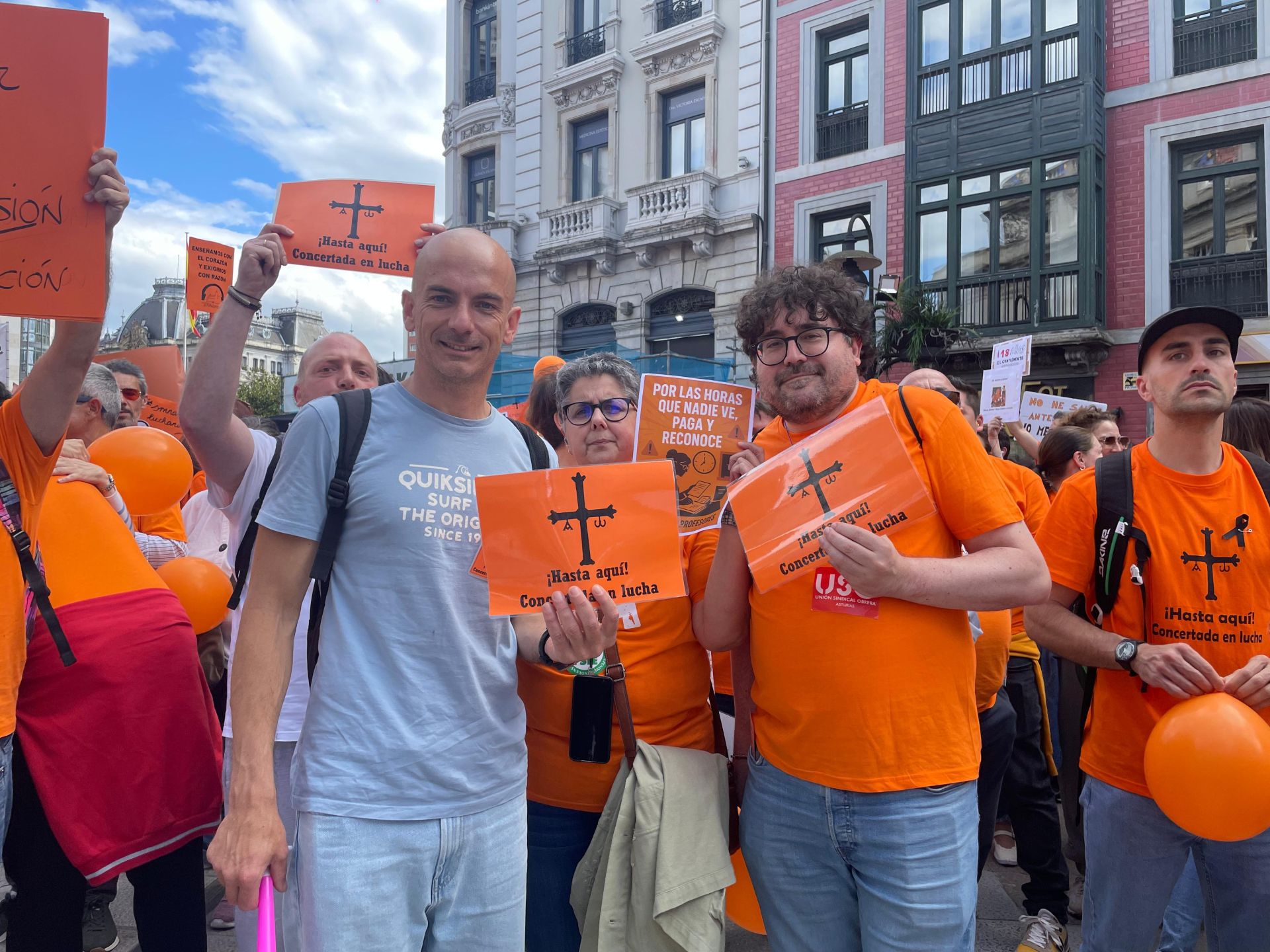 La escuela concertada asturiana, en lucha: multitudinaria marea naranja en Oviedo