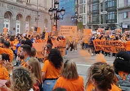 La escuela concertada asturiana, en lucha: multitudinaria marea naranja en Oviedo