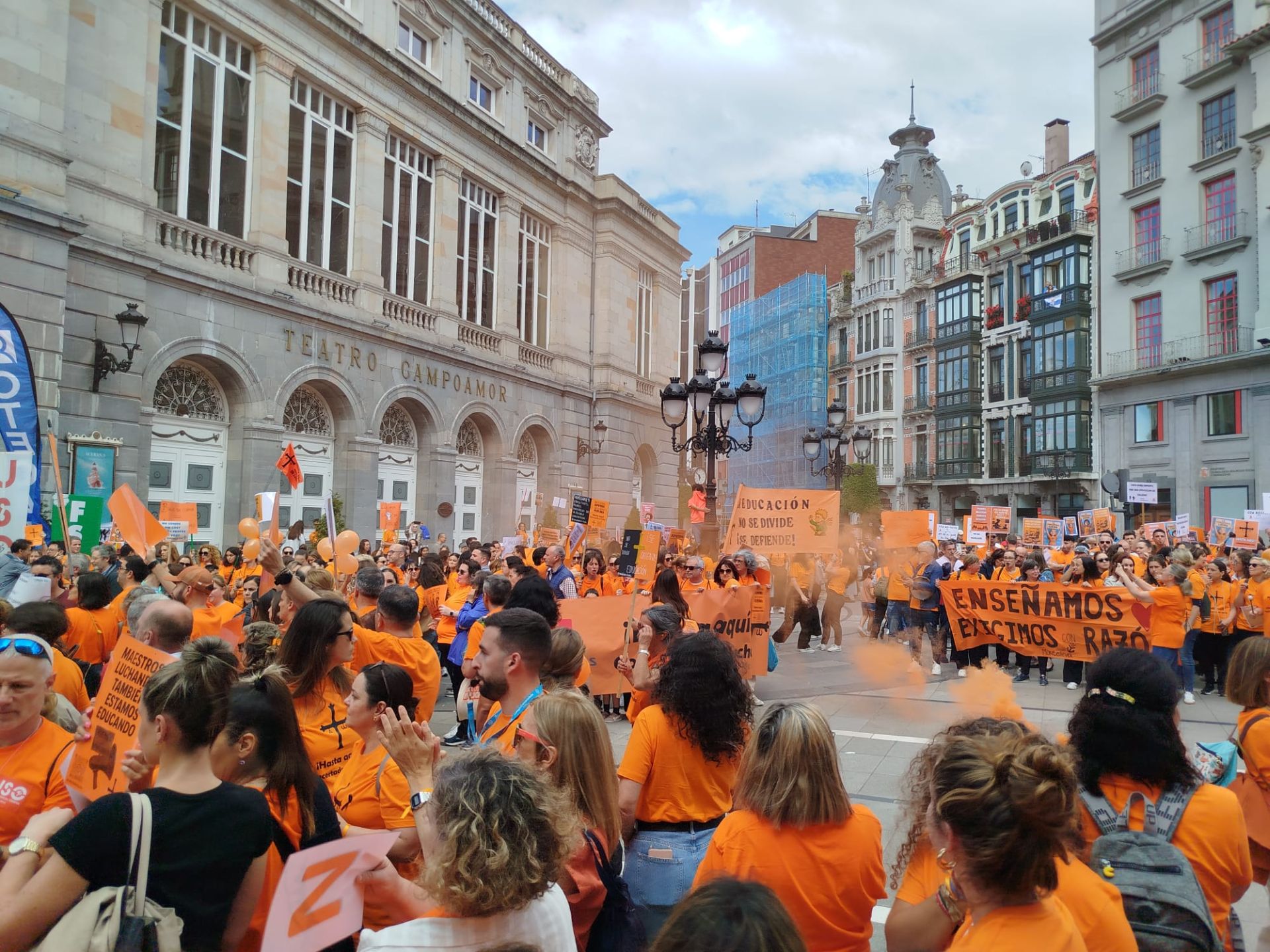La escuela concertada asturiana, en lucha: multitudinaria marea naranja en Oviedo