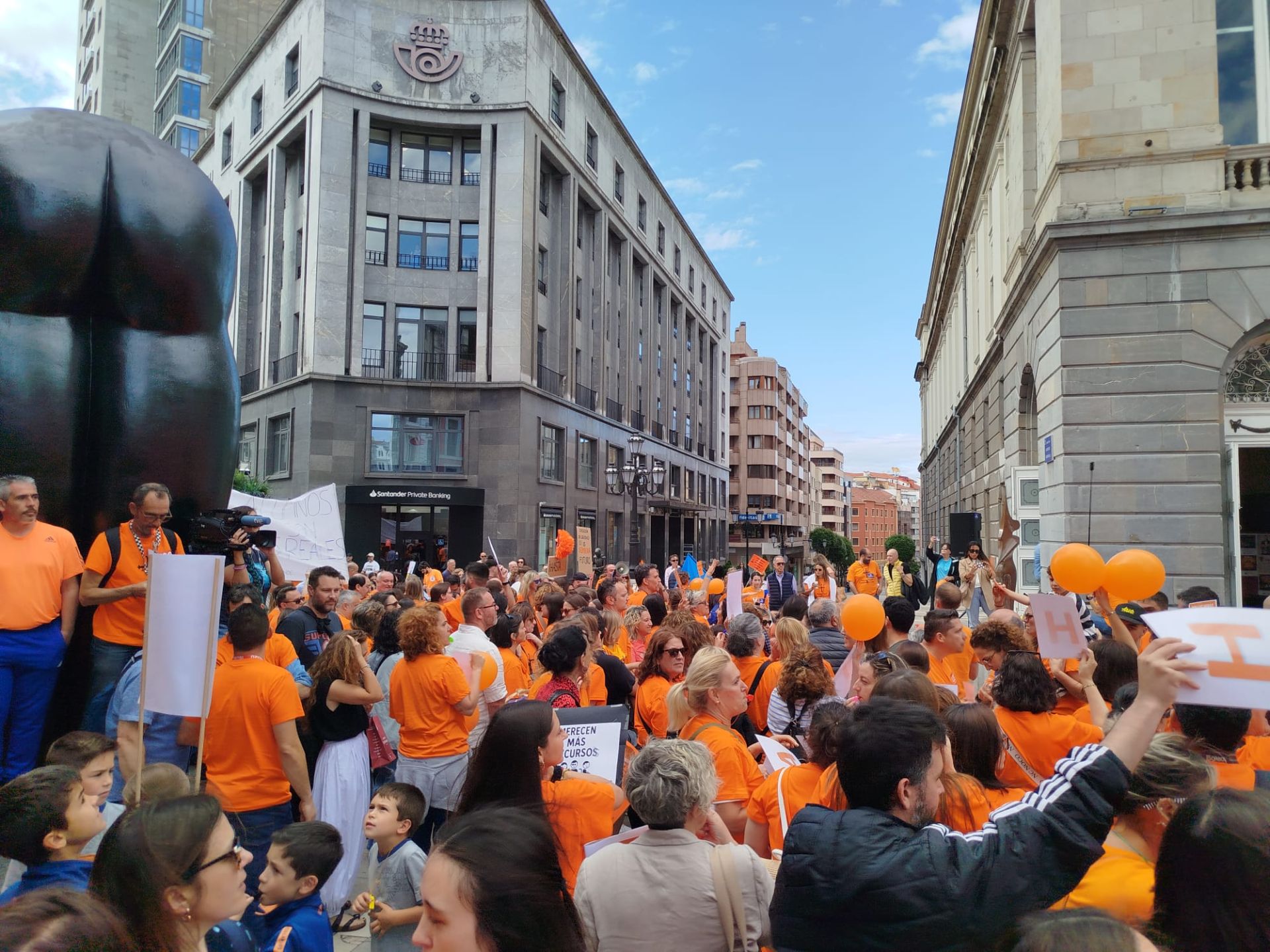 La escuela concertada asturiana, en lucha: multitudinaria marea naranja en Oviedo