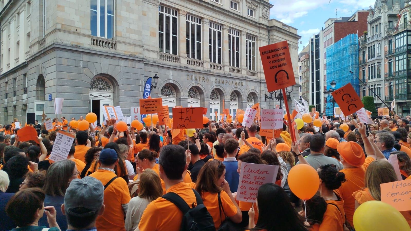La escuela concertada asturiana, en lucha: multitudinaria marea naranja en Oviedo