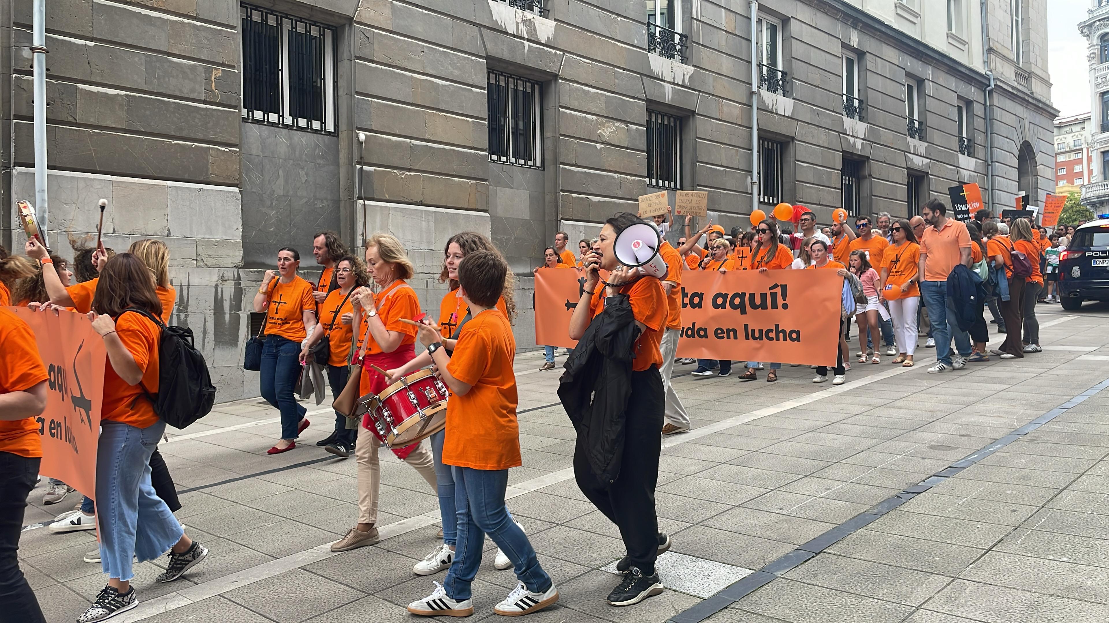 La escuela concertada asturiana, en lucha: multitudinaria marea naranja en Oviedo