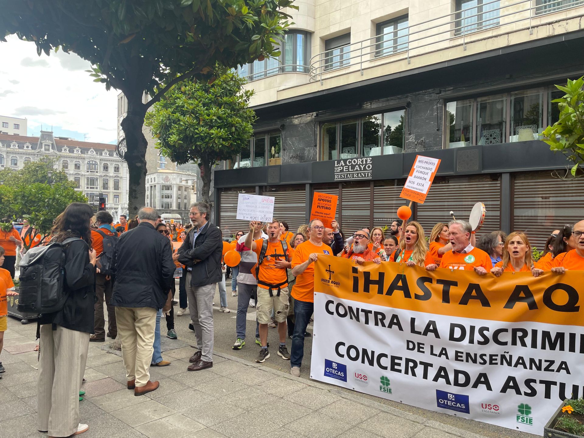 La escuela concertada asturiana, en lucha: multitudinaria marea naranja en Oviedo