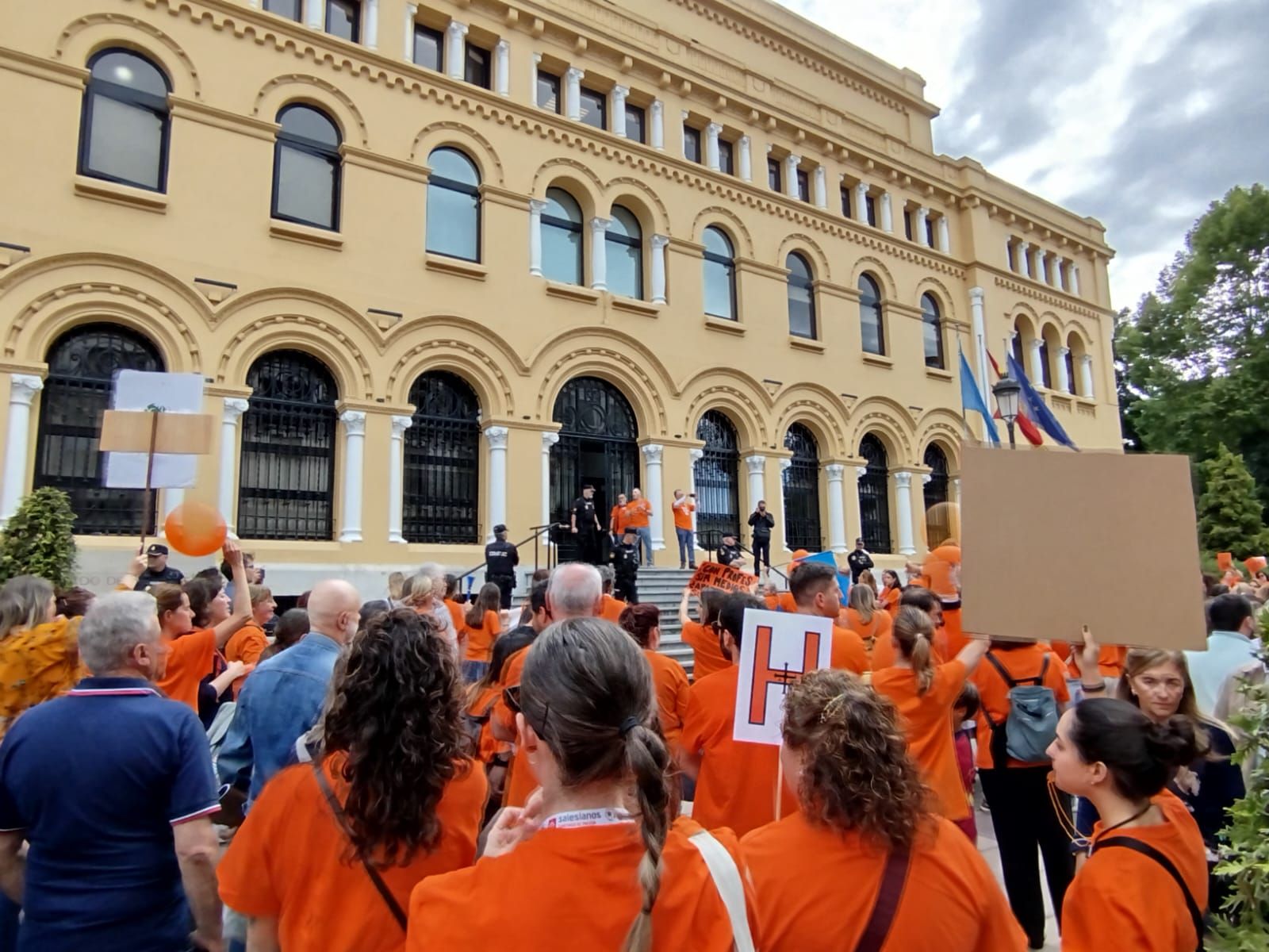 La escuela concertada asturiana, en lucha: multitudinaria marea naranja en Oviedo
