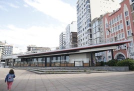 Local que ocupaba Foster's Hollywood en el edificio del Náutico, que ha quedado libre tras bajar la persiana el pasado mes de mayo.