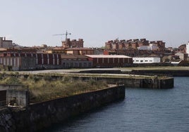 Franja litoral de los antiguos astilleros de Naval Gijón, con la dársena en primer término.