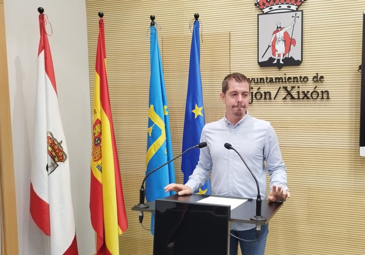 Javier Suárez Llana, durante la presentación de la iniciativa plenaria.