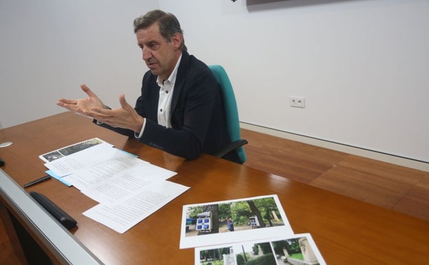 Carlos Fernández Llaneza muestra imágenes con desperfectos del Campo.