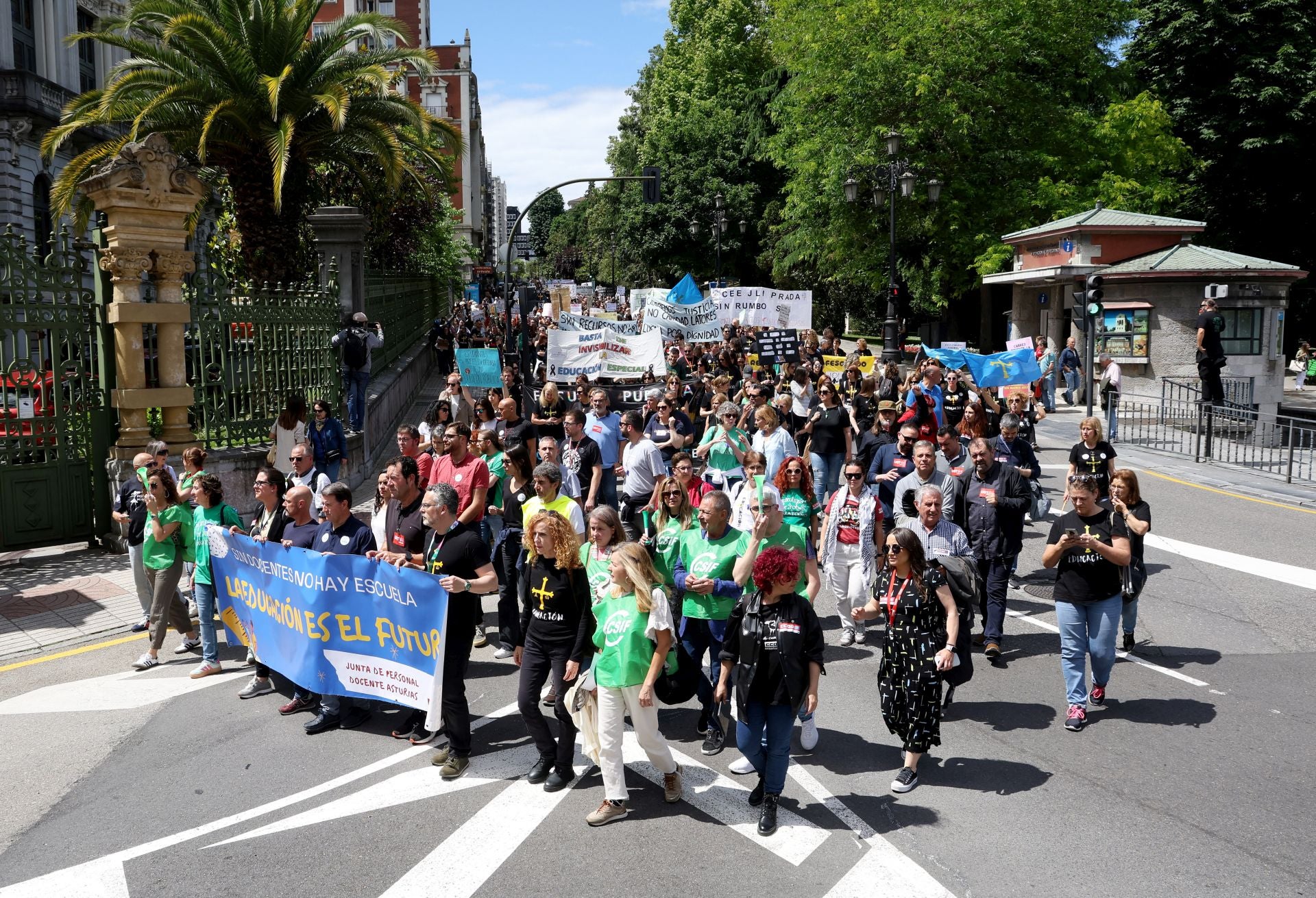 Los docentes no ceden: nueva masiva manifestación en Oviedo por la enseñanza en Asturias