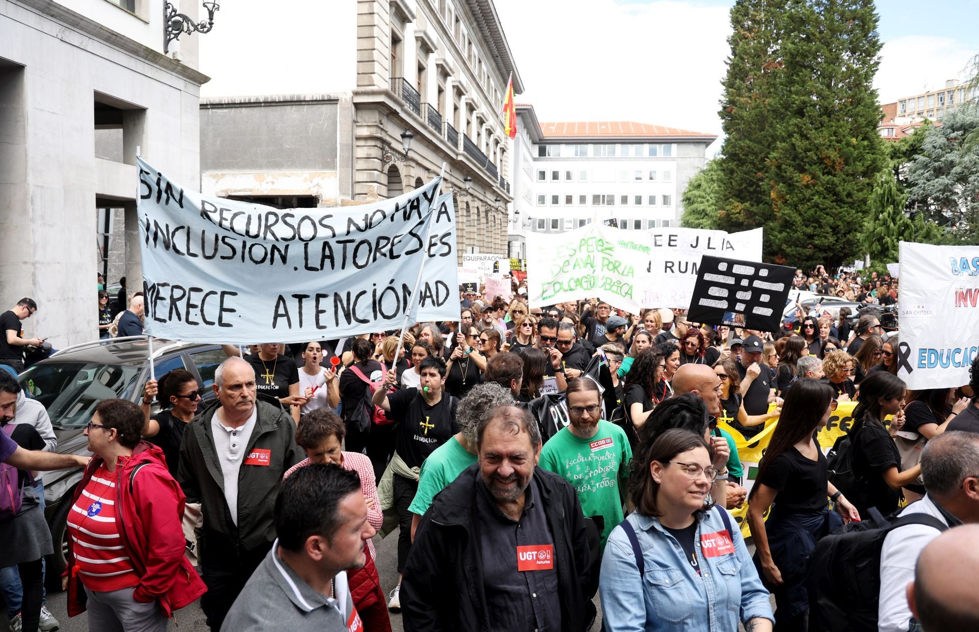 Los docentes no ceden: nueva masiva manifestación en Oviedo por la enseñanza en Asturias