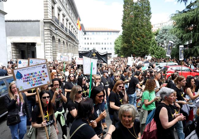 Los docentes no ceden: nueva masiva manifestación en Oviedo por la enseñanza pública en Asturias