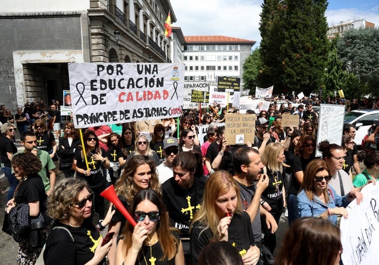 Los docentes asturianos han vuelto a salir a la calle este jueves para reivindicar sus mejoras.