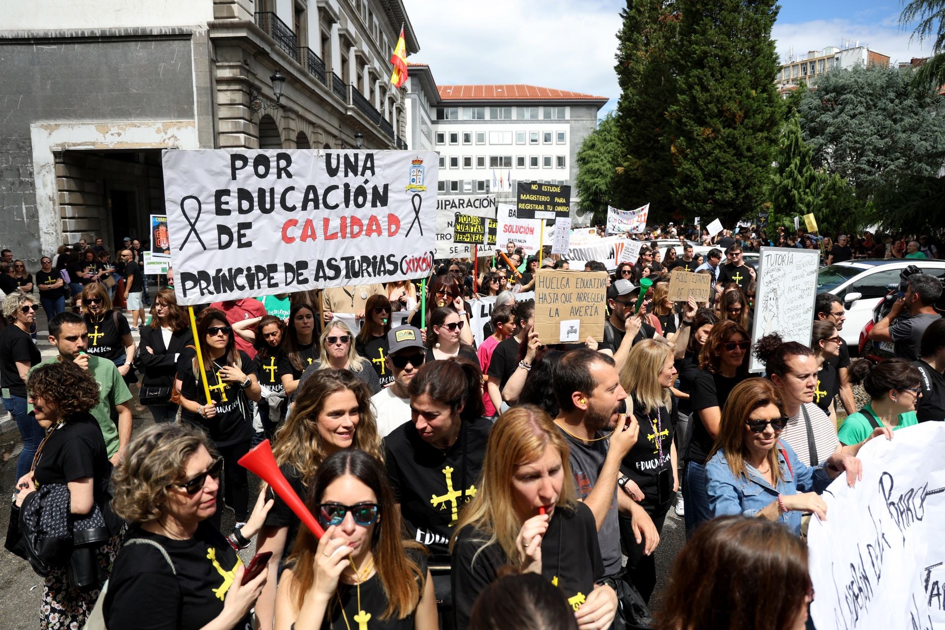 Los docentes no ceden: nueva masiva manifestación en Oviedo por la enseñanza en Asturias
