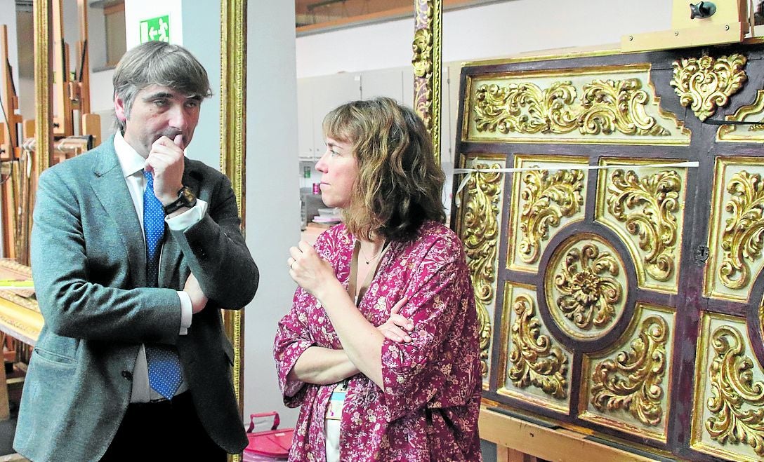 Con Gemma García Torres, responsable de la colección de marcos del museo.