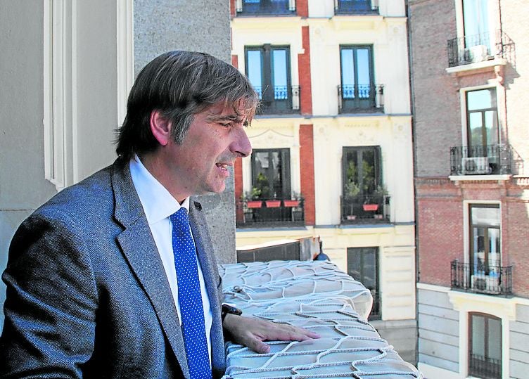 Alfonso Palacio, asomado al balcón de su despacho, en el Casón del Buen Retiro.