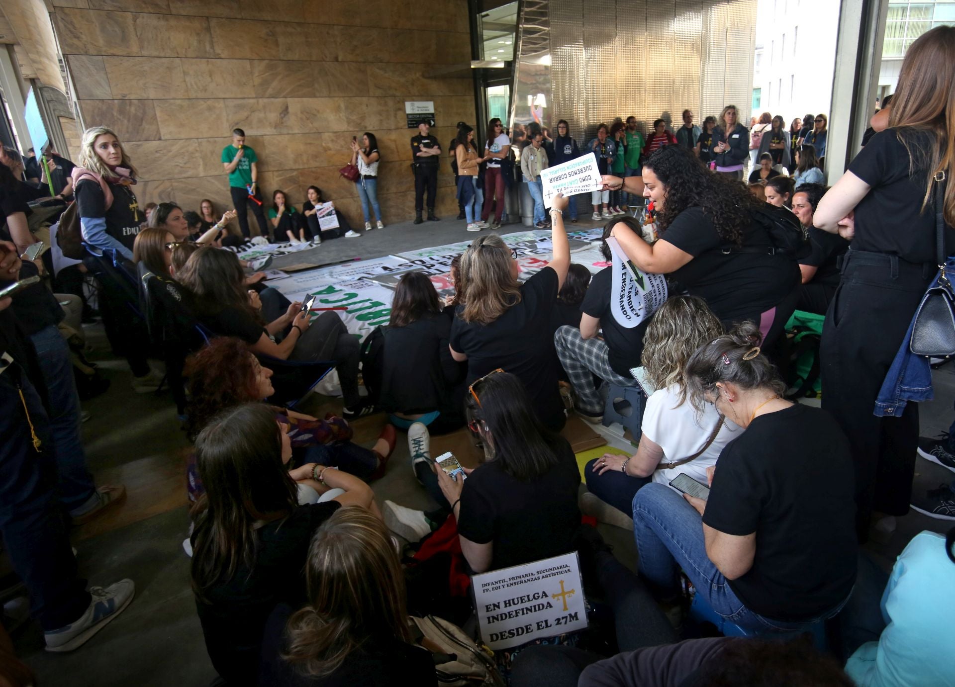 La lucha no cesa: los docentes asturianos se concentran de nuevo ante una nueva negociación