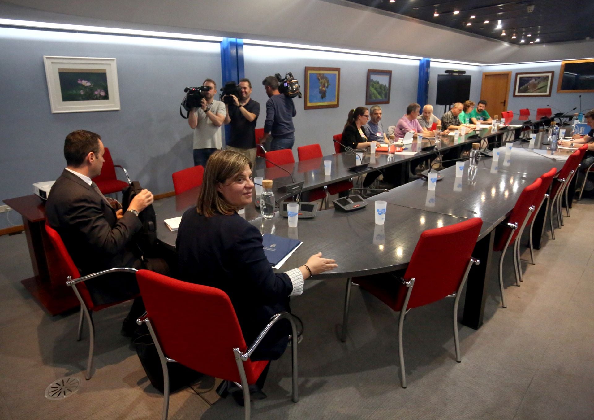 La lucha no cesa: los docentes asturianos se concentran de nuevo ante una nueva negociación