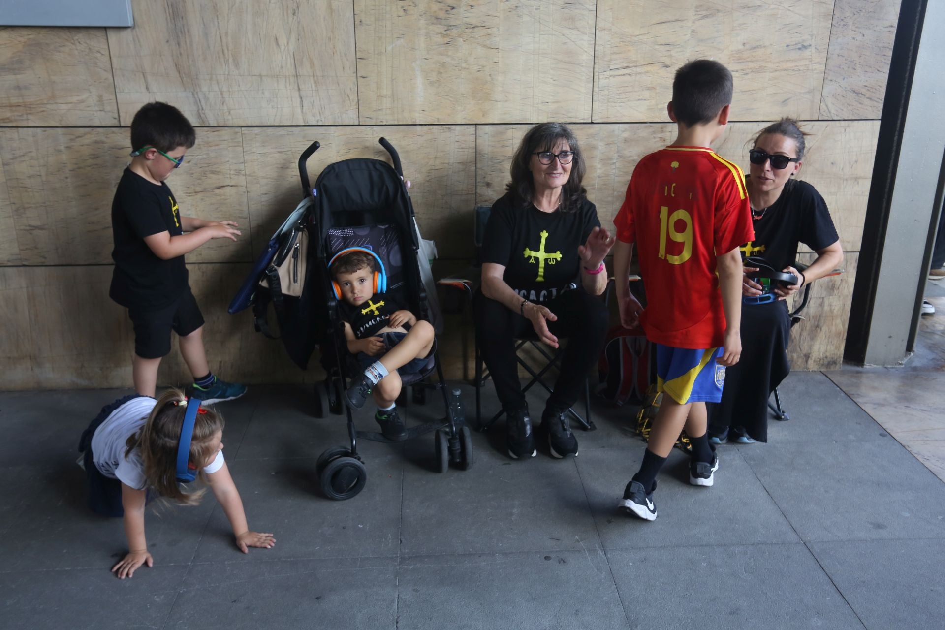 La lucha no cesa: los docentes asturianos se concentran de nuevo ante una nueva negociación
