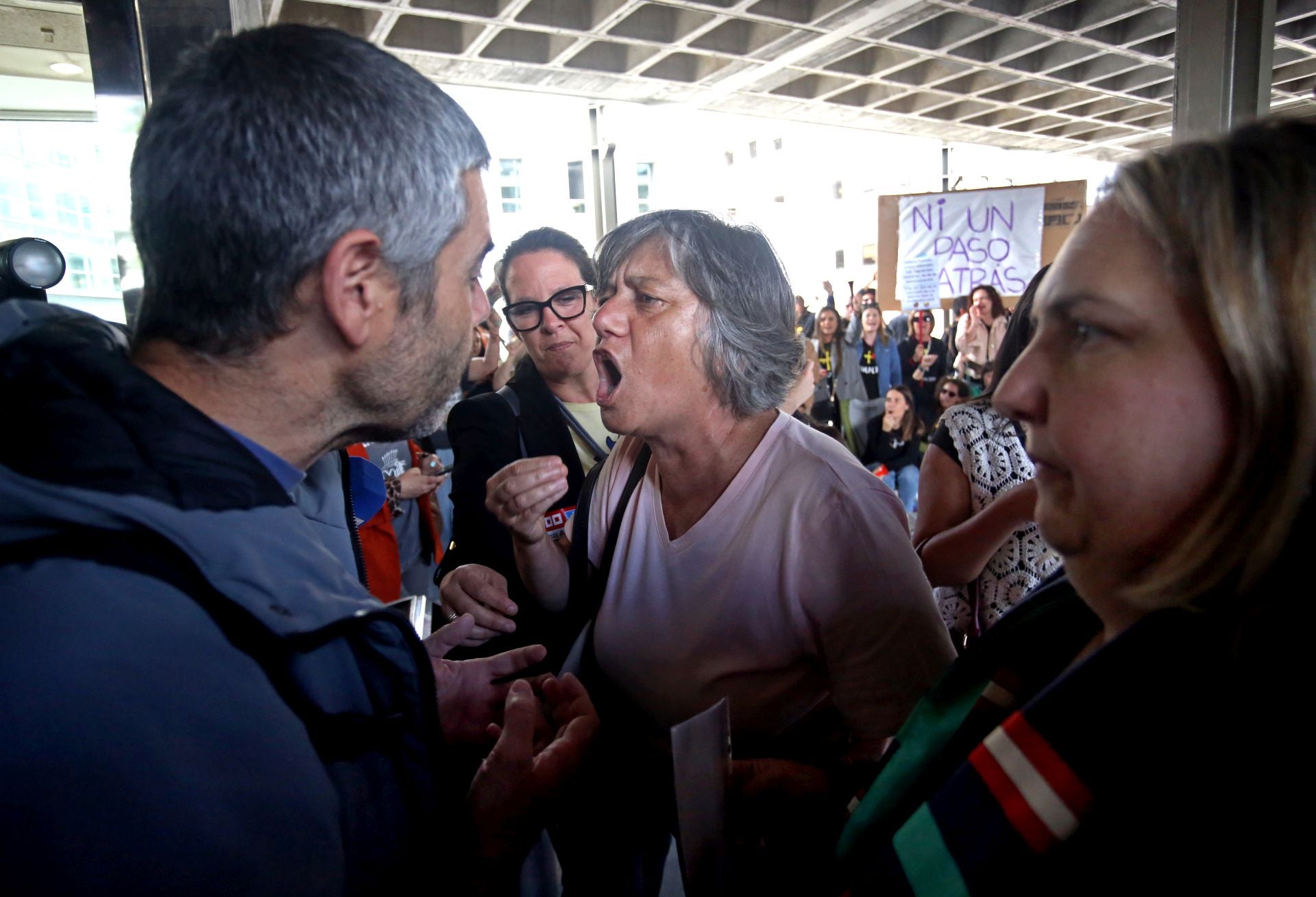 La lucha no cesa: los docentes asturianos se concentran de nuevo ante una nueva negociación