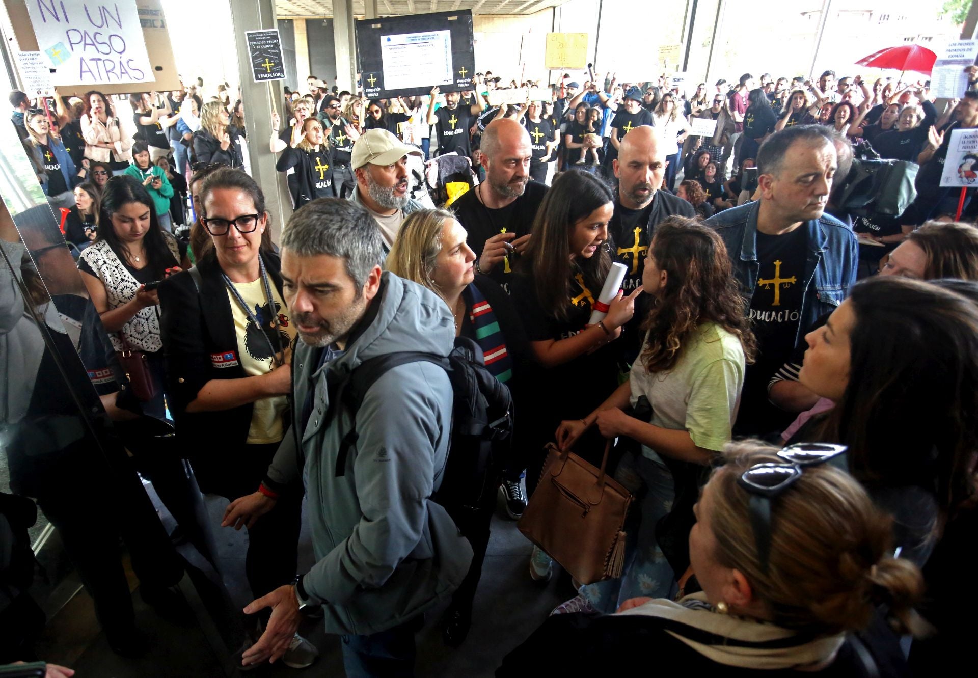 La lucha no cesa: los docentes asturianos se concentran de nuevo ante una nueva negociación