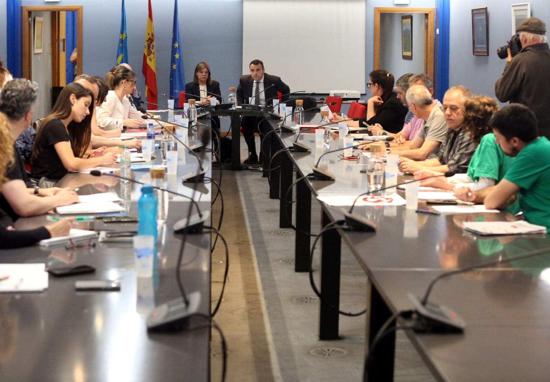 La lucha no cesa: los docentes asturianos se concentran de nuevo ante una nueva negociación