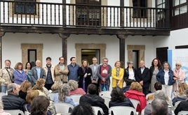 El elenco de poetas que participaron en el homenaje a Ángel González en Villaviciosa.