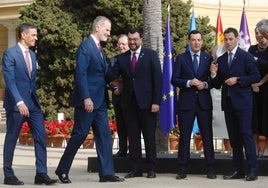 Adrián Barbón saluda al Rey Felipe VI a su llegada a la Conferencia de Presidentes.