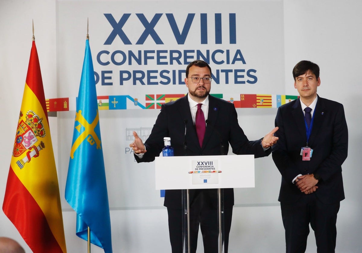 Adrián Barbón comparece ante los periodistas, acompañado por el consejero de Ciencia, Borja Sánchez, tras la Conferencia de Presidentes celebrada este viernes en Barcelona.
