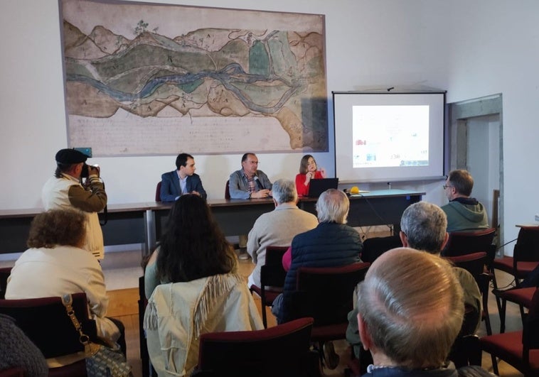 Guillermo Fernández, Isidro Sánchez y Raquel Alonso, en el salón de actos del Monasterio de Cornellana (en el que se exhibe un mapa medieval del entorno del monasterio), durante la presentación de esta tarde.