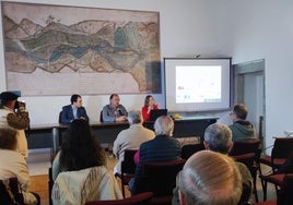 Guillermo Fernández, Isidro Sánchez y Raquel Alonso, en el salón de actos del Monasterio de Cornellana (en el que se exhibe un mapa medieval del entorno del monasterio), durante la presentación de esta tarde.
