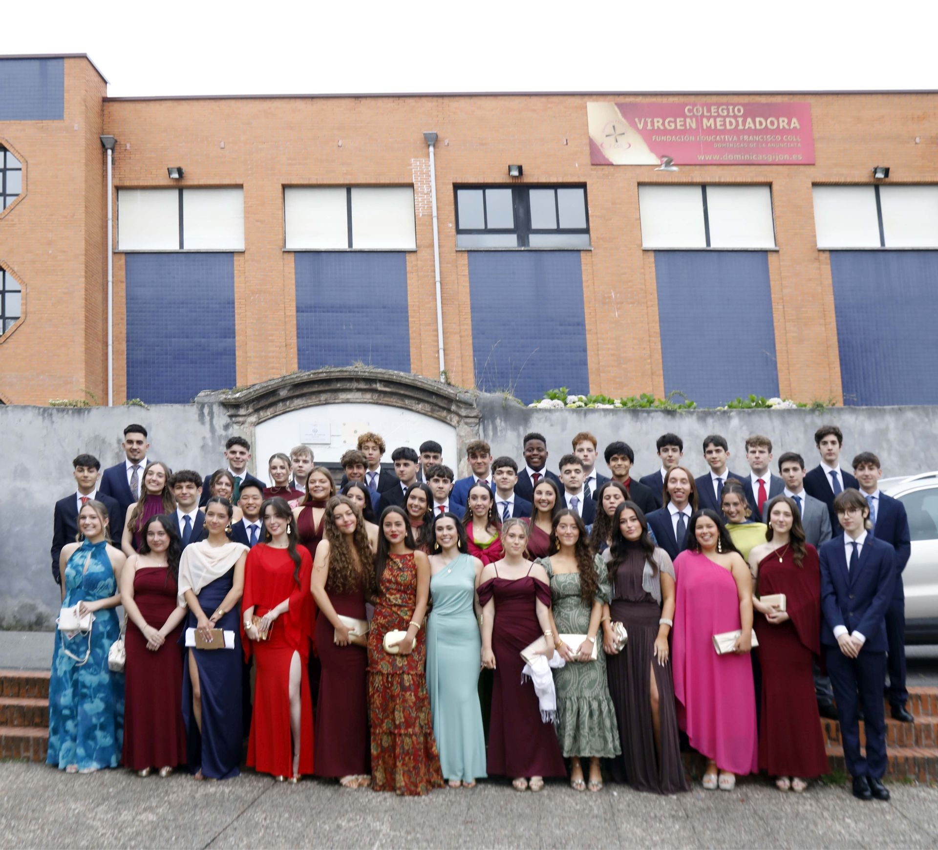 Los alumnos de las Dominicas momentos previos a su graduación de Bachillerato.