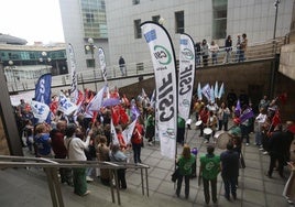 Más de un centenar de personas apoyaron al comité del ERA en su reunión con la consejera y la gerente.