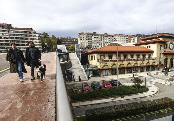 La Estación del Norte, con La Losa detrás.