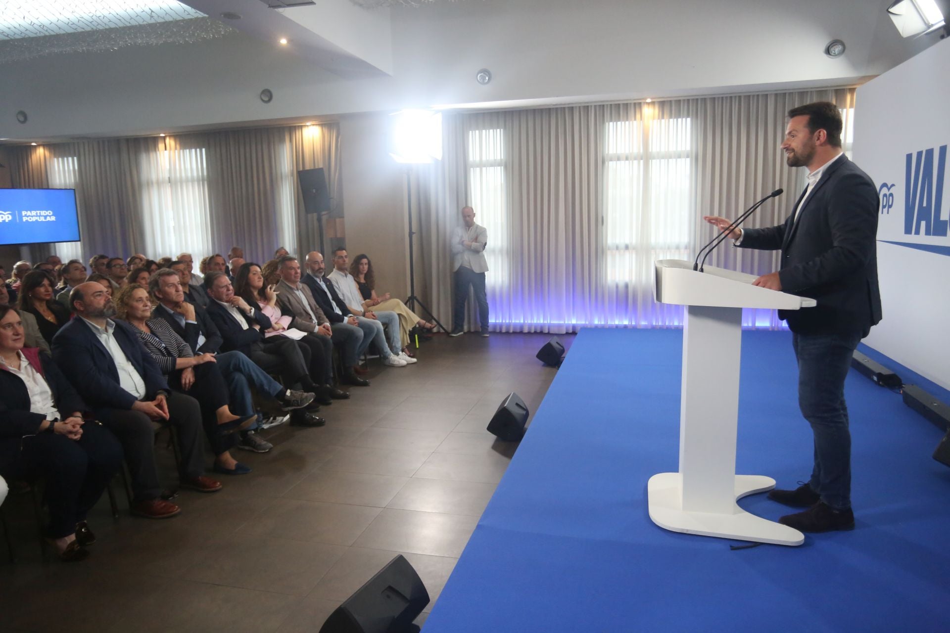 El encuentro de Feijóo con afiliados en Oviedo, en imágenes
